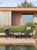 Mesa auxiliar Spritz en antracita entre dos sillones Net Lounge – Nardi