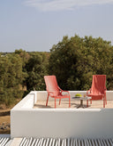 Sillones Net Lounge en coral con mesa Spritz, en una terraza – Nardi