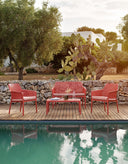 Sillones Net Relax en coral con cojín rosa cuarzo, junto a la piscina – Nardi