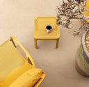 Mesa auxiliar Net Table 40, en mostaza, en un ambiente de exterior – Nardi