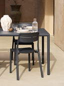 Mesa Piave 160x90, en antracita, en un ambiente de exterior, otra vista – Nardi