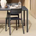 Silla Cassia Bistrot, en antracita, en un ambiente de exterior – Nardi
