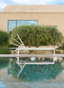 Tumbona Plano en corda con el respaldo reclinado, junto a la piscina – Nardi