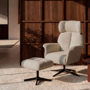 Reposapiés DIDIER con la butaca LYNN, en beige, en un salón con panelado de madera