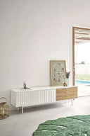 Mueble TV SIERRA de 180 cm con 2 puertas y 3 cajones, en blanco, en un salón junto al jardín – Teulat