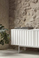 Mueble TV SIERRA de 180 cm con 3 puertas, en blanco, detalle del frente estriado en un salón – Teulat
