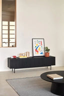 Mueble TV SIERRA de 180 cm con 3 puertas, en negro, en un salón – Teulat