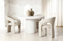 Silla LORETTA Tapizada Escultural, en beige, en un comedor