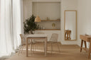 Silla NERINA de Respaldo de Varillas, en beige, en un comedor