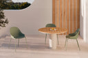 Silla SEPHORA de Concha con Asiento Alto, en verde, en un comedor