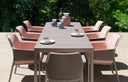 Sillones Net Relax con cojín rosa alrededor de una mesa de comedor – Nardi