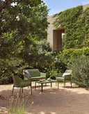 Mesa baja Net 100 en agave con sofá Net Bench y sillón Net Relax, en un jardín – Nardi