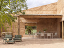 Sillones Tiberina en corda con mesa, en un patio – Nardi