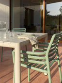 Silla Doga Armchair en agave junto a la mesa, detalle – Nardi