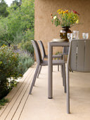 Mesa Tevere 147 extensible en tortora con sillas, detalle – Nardi
